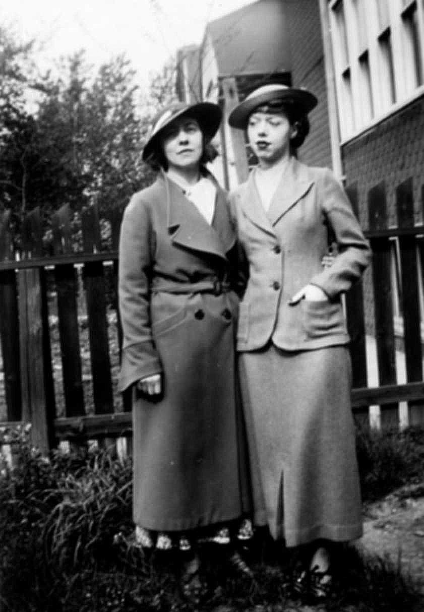 Astrid & Connie (1935)