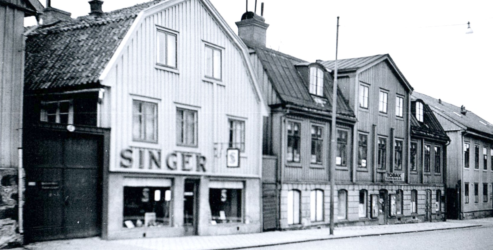 Östra Köpmansgatan 19 (huset till höger om "Singer")