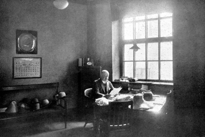 Direktörens arbetsrum (1922) Månne det vara Gustaf Hägg som sitter vid skrivbordet?